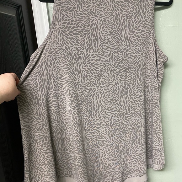 Torrid size 1 sleeveless blouse - Picture 2 of 3